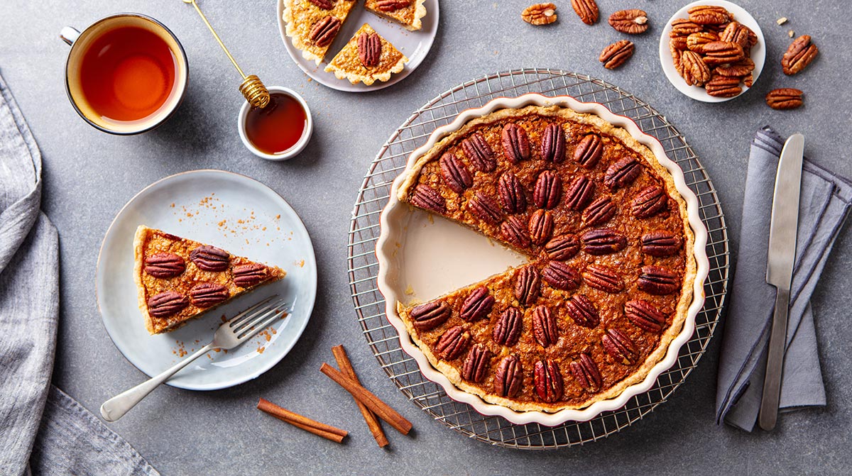 pecan-pie-tart-in-baking-dish-traditional-festive-9WMXQ3Z
